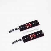 Черные кожаные наручники с красным декором и строчкой - Crazy Handmade - купить с доставкой в Белгороде