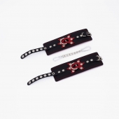 Черные кожаные наручники с красным декором и строчкой - Crazy Handmade - купить с доставкой в Белгороде