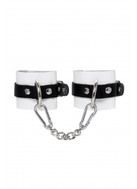 Бело-черные кожаные наручники с одним ремешком с люверсами - Pecado - купить с доставкой в Белгороде