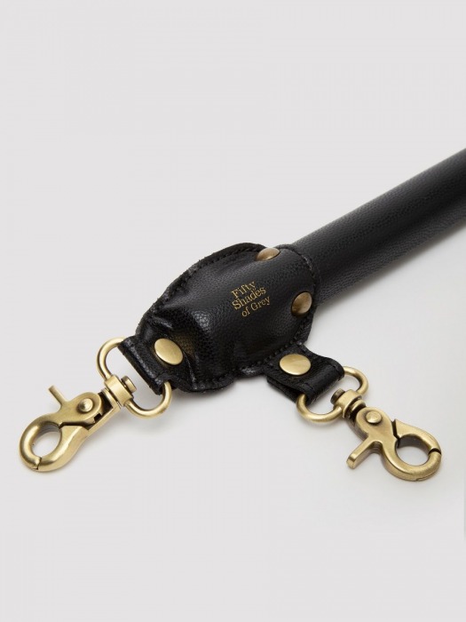 Черная распорка для ног Bound to You Faux Leather Spreader Bar - 50,8 см. - Fifty Shades of Grey - купить с доставкой в Белгороде