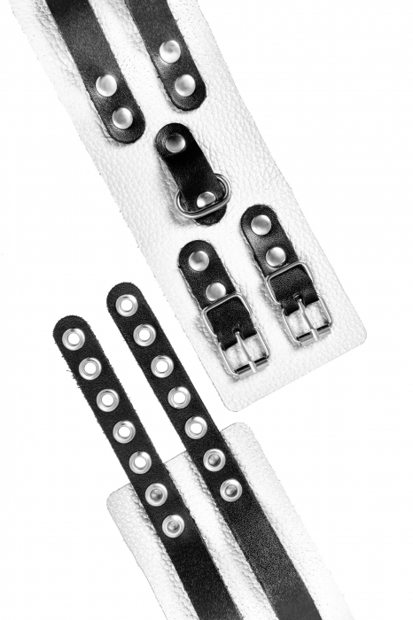 Бело-черные оковы с двумя ремешками и люверсами - Pecado - купить с доставкой в Белгороде